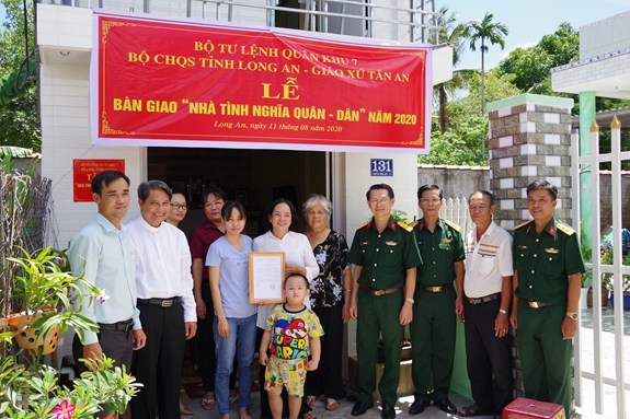 Bộ CHQS tỉnh Long An phối hợp với Giáo xứ Tân An bàn giao nhà tình nghĩa quân dân tặng gia đình chị Đặng Thị Xuân Phượng.